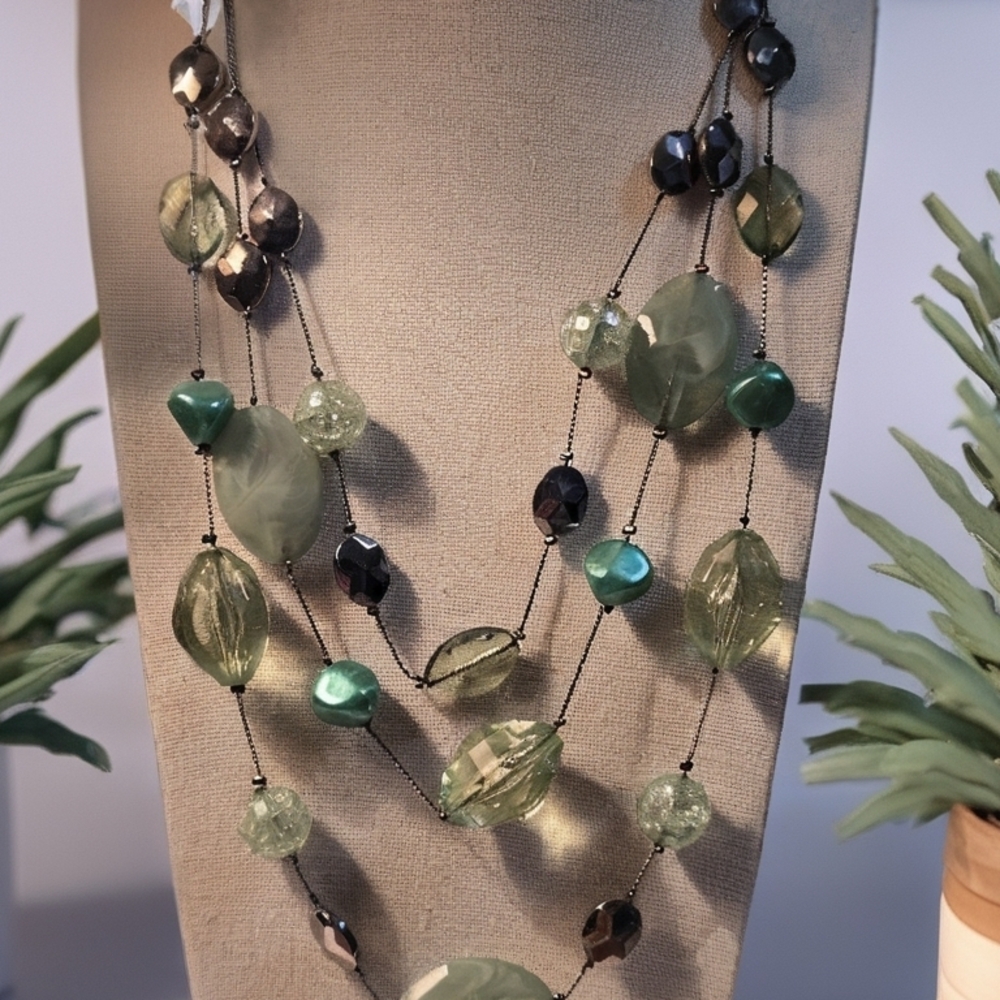 Elegant Green and Black Layered Necklace with Artistic Design